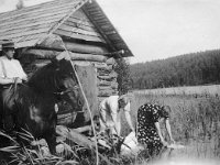Pyykilla Kerpolassa  Iida ja Reino Geiger sekä Olga Ahlgren (o.s. Peltonen, s.1901) pyykillä rantavedessä ladon ovella. Kerttu-hevosen selässä Hjalmari Ahlgren (s. 1893).